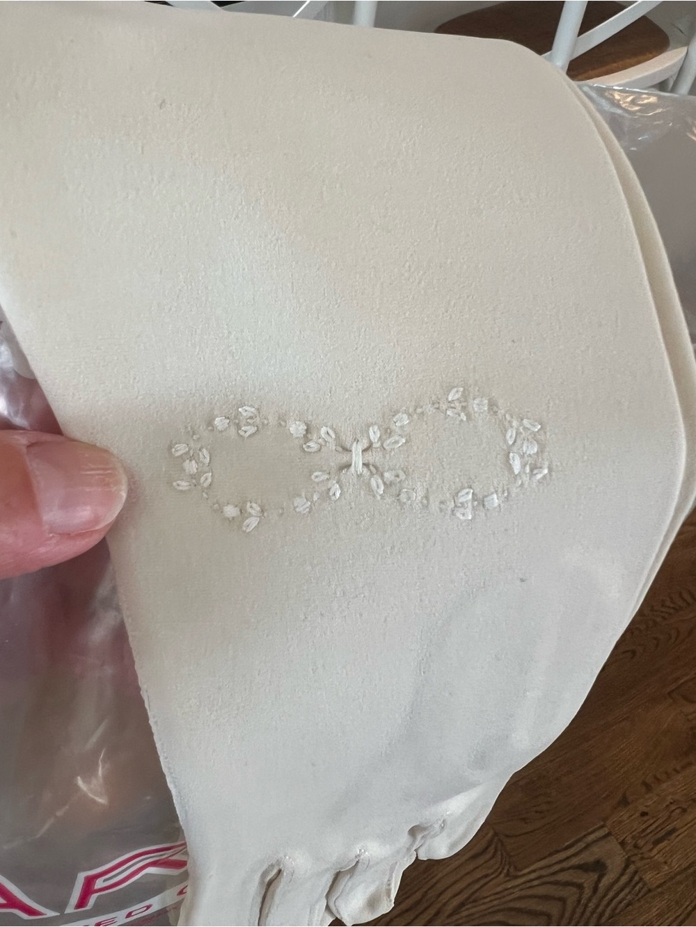 White Embroidered Women's Gloves - Elegant Detail
